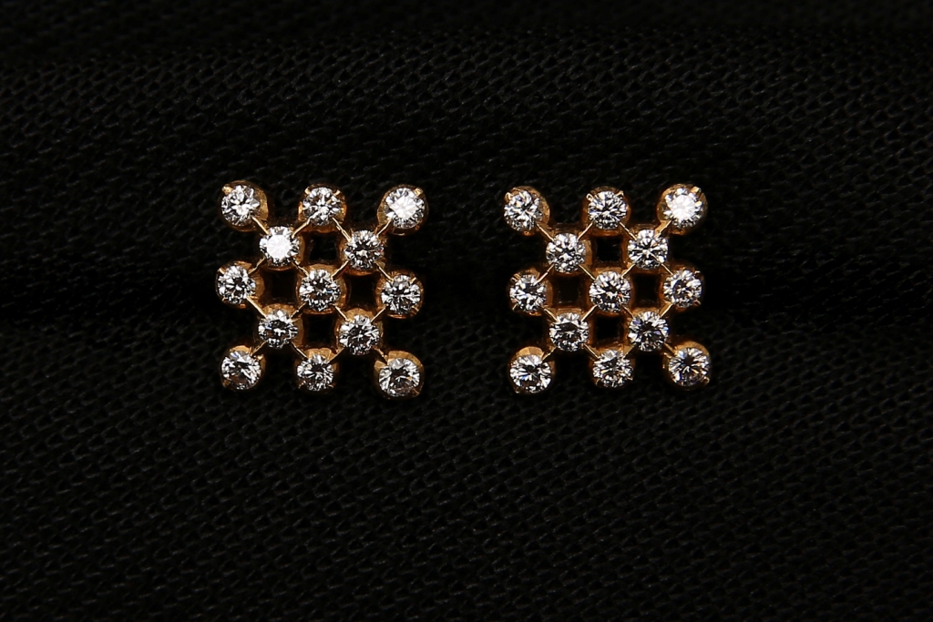 Shop and Buy Best collections of Diamond Ear rings from the No:1 Diamond Jewellers Chennai.